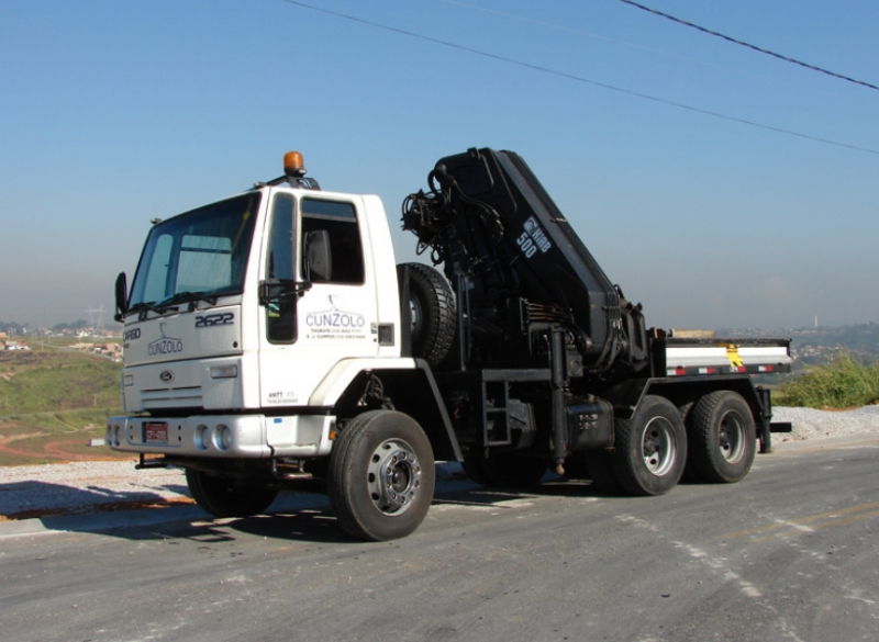 A Cunzolo oferece a locação do Guindaste HIAB 500-6, com capacidade de 18 toneladas e fica acoplado em caminhões. Ao fazer a locação, tenha certeza que seu carregamento, descarregamento de materiais e elevação de cargas serão feitos com segurança, agilidade e eficiência.