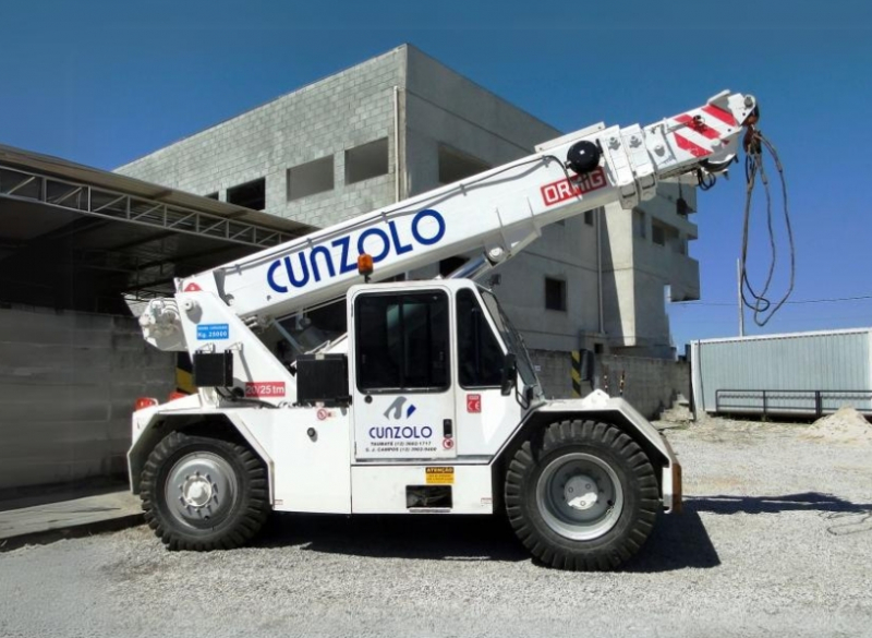 Guindaste Industrial Ormig 20/25 TM � o equipamento ideal para remo��es industriais e movimenta��o de cargas. Possui eixos direcionais traseiros e se locomove com a carga i�ada (suspensa) sobre pneus.
