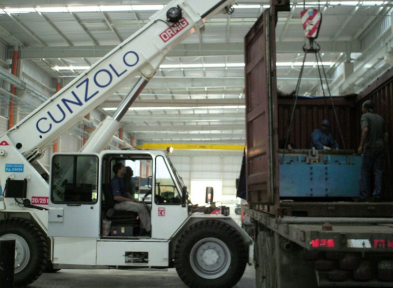 Guindaste Industrial Ormig 20/25 TM � o equipamento ideal para remo��es industriais e movimenta��o de cargas. Possui eixos direcionais traseiros e se locomove com a carga i�ada (suspensa) sobre pneus.