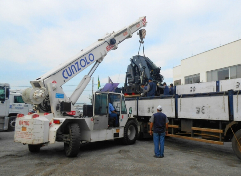 A Cunzolo trabalha com locação do Guindaste Industrial Ormig 20/25 TM, equipamento ideal para remoções industriais e movimentação de cargas. Possui eixos direcionais traseiros e se locomove com a carga içada (suspensa) sobre pneus.