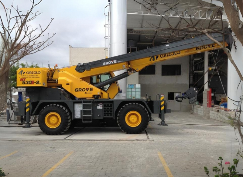 O Guindaste Autopropelido Grove RT530- E2 é um equipamento indicado para construção civil, em casos de terreno acidentado, além de ser especialmente indicado para indústrias pela sua capacidade de esterçamento.