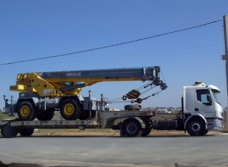 O Guindaste Autopropelido Grove RT530- E2 é um equipamento indicado para construção civil, em casos de terreno acidentado, além de ser especialmente indicado para indústrias pela sua capacidade de esterçamento.