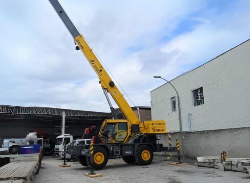 A Cunzolo trabalha com o Guindaste Autopropelido Grove RT530- E2, um equipamento indicado para construção civil, em casos de terreno acidentado, e indicado para indústrias.