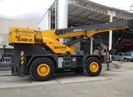 O Guindaste Autopropelido Grove RT530- E2 é um equipamento indicado para construção civil, em casos de terreno acidentado, além de ser especialmente indicado para indústrias pela sua capacidade de esterçamento.
