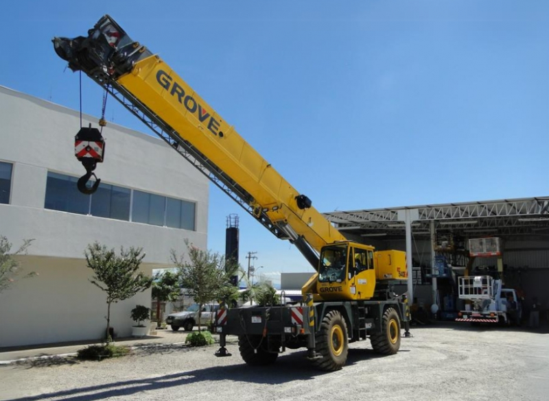 A Cunzolo oferece locação do Guindaste Autopropelido Grove RT540, um equipamento muito recomendado para movimentação em terrenos acidentados e locais de difícil acesso ou com interferência. 