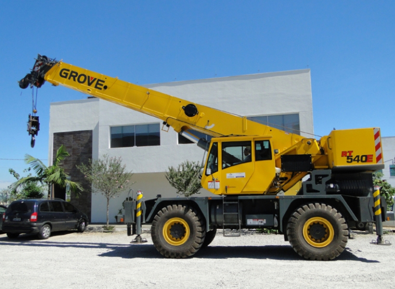 A Cunzolo oferece locação do Guindaste Autopropelido Grove RT540, um equipamento muito recomendado para movimentação em terrenos acidentados e locais de difícil acesso ou com interferência. 
