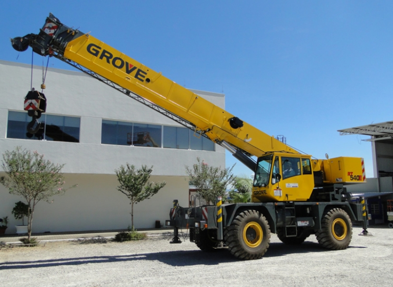 O Guindaste Autopropelido Grove RT540 � um equipamento muito recomendado para movimenta��o em terrenos acidentados e locais de dif�cil acesso ou com interfer�ncia. Ele possui capacidade de i�amento de 35.000 kg a 2,5 metros.