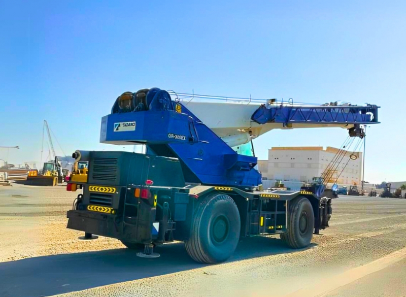 A Cunzolo trabalha com locação do Guindaste Autopropelido Tadano GR 300 EX, um equipamento para trabalhos em indústrias e diversos tipos de obra, com o diferencial de tração para acesso em terrenos com inclinação.