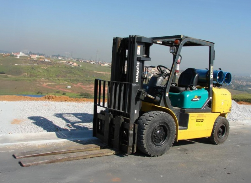 A Cunzolo oferece a Empilhadeira Komatsu FG40 Triplex, ideal para atividades de indústria e depósitos, pois apresenta dimensões compactas e capacidade de carga de até 4.000 kg.