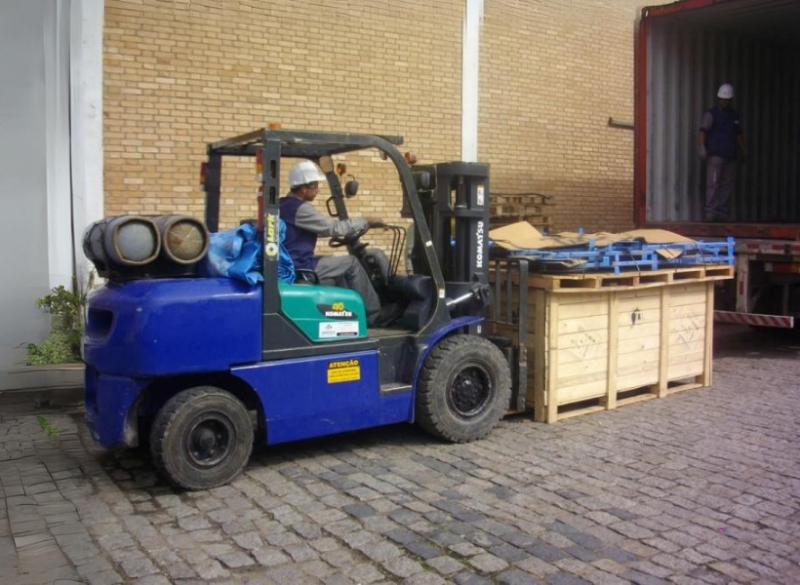 A Cunzolo oferece a Empilhadeira Komatsu FG40 Triplex, ideal para atividades de indústria e depósitos, pois apresenta dimensões compactas e capacidade de carga de até 4.000 kg.