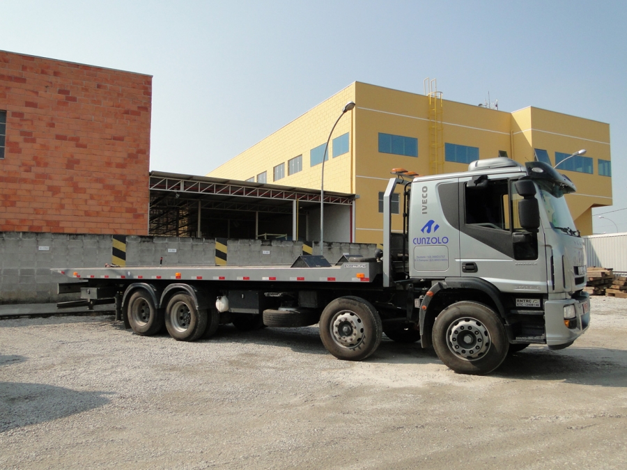 O Caminhão Plataforma Pai - 150000 para transporte de cargas pesadas tem uma capacidade de carregamento de 15 toneladas.