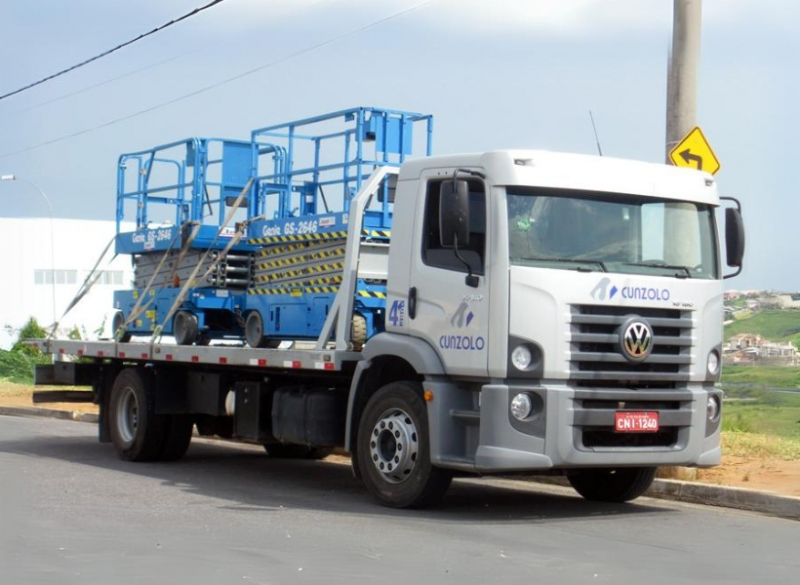 A Cunzolo trabalha com o Caminhão Plataforma PAS 6000, que tem uma capacidade de carga para transporte de 6 toneladas e uma caixa de cargas de 7 metros de comprimento.
