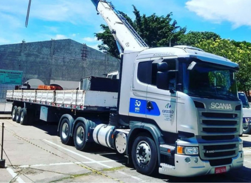 Esta � a melhor op��o para transportar pe�as de grande volume e menor peso, como pe�as pr� moldadas, tanques, chapas e barras de a�o. Esta carreta tem 12,4 metros de comprimento de caixa de carga, podendo chegar at� 14m (modelo carga seca longa) e pode transitar em variados tipos de terrenos, com a vantagem de trafegar sem restri��o de hor�rio em estradas e rodovias.