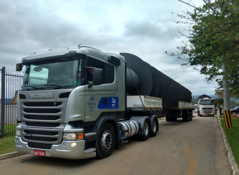 Esta � a melhor op��o para transportar pe�as de grande volume e menor peso, como pe�as pr� moldadas, tanques, chapas e barras de a�o. Esta carreta tem 12,4 metros de comprimento de caixa de carga, podendo chegar at� 14m (modelo carga seca longa) e pode transitar em variados tipos de terrenos, com a vantagem de trafegar sem restri��o de hor�rio em estradas e rodovias.