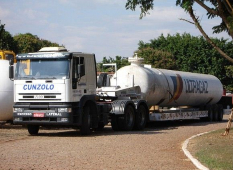 A Cunzolo oferece a Prancha 2 eixos para transporte de cargas pesadas, que possui uma rampa de acesso para facilitar o carregamento e tem comprimento de 13,55 metros. 
