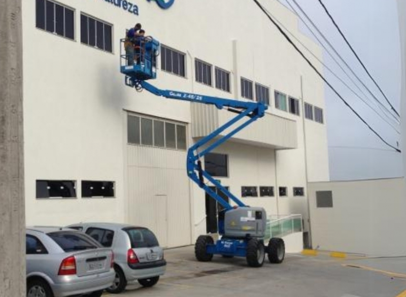 A Cunzolo oferece a plataforma Genie Z45 RT que possui raio de viragem apertado que permitindo inclinação 0 e, por consequência, facilita a manobra em diversos ambientes até mesmo em áreas confinadas. 