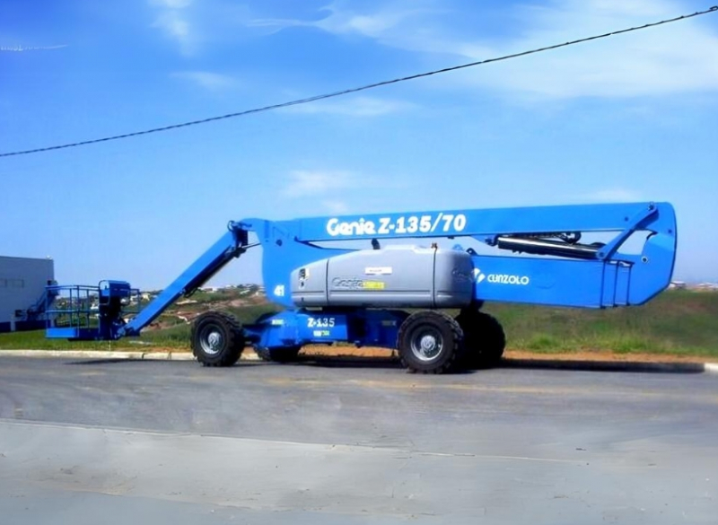 A Cunzolo trabalha com a Plataforma com Lança Articulada Genie Z135, ideal para indústrias ou construções em áreas externas ou internas. 
