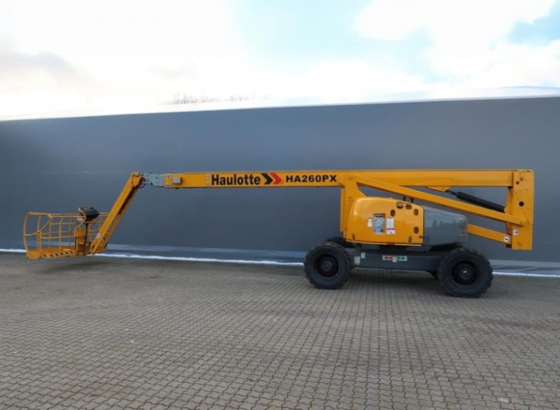 A Cunzolo trabalha com a Plataforma com Lança Articulada Haulotte HA260PX a diesel, que possui seu maior diferencial na altura do piso até o solo, 0,42 metros livre para movimentação em diversos tipos de terrenos. 