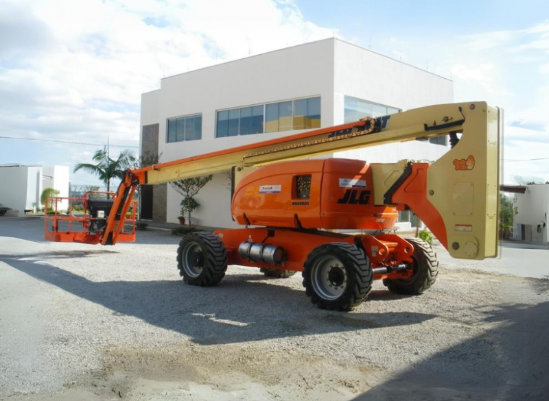 A Cunzolo oferece a Plataforma com Lança Articulada JLG 800AJ 26m. Ideal para alcançar locais sobre máquinas, equipamentos e outros obstáculos presentes sobre o piso. 