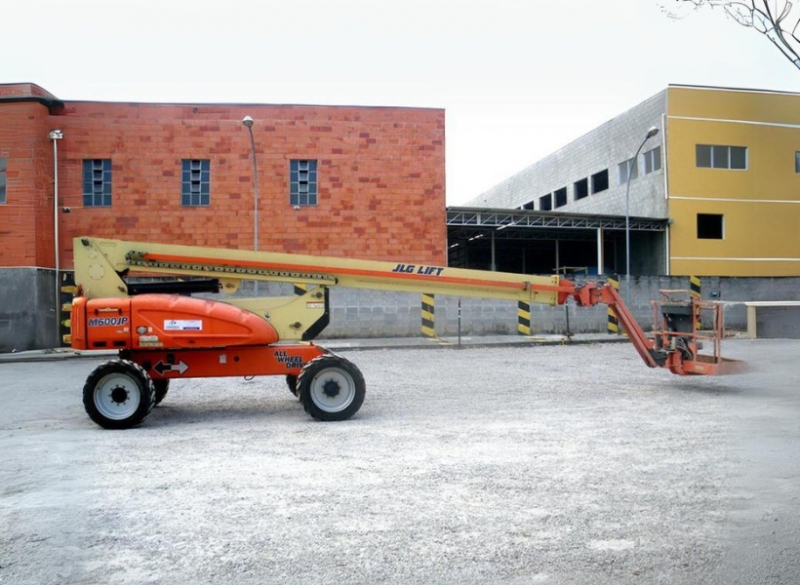 A plataforma elevatória JLG M600JP com lança articulada é ideal para trabalhos que precisam de grande alcance vertical e horizontal. Seu sistema elétrico permite trabalhos internos e externos sem poluição, e a tração 2WD e 4WD permite uma movimentação segura em superfícies irregulares. Já a lança articulada oferece versatilidade à operação.