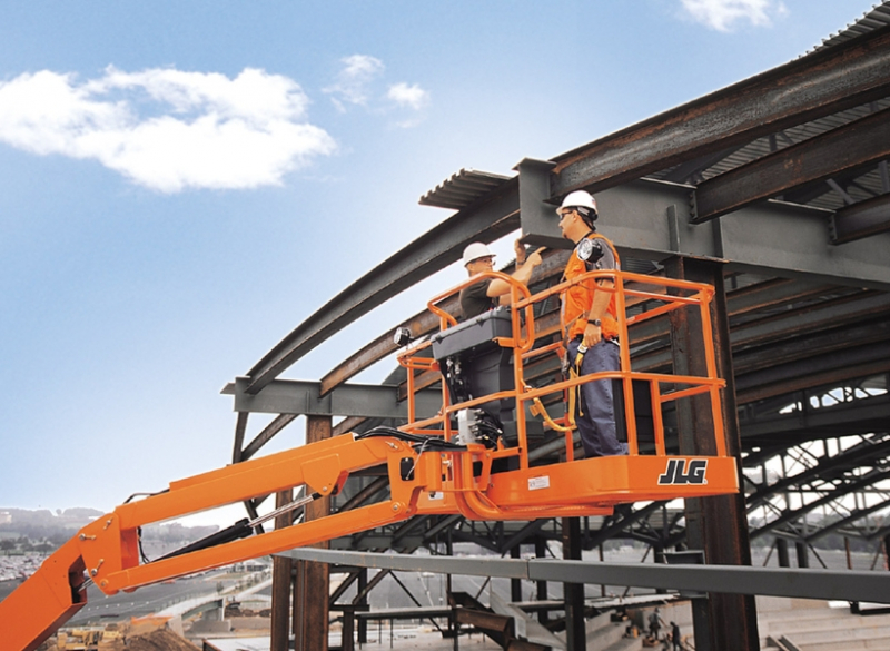 A Plataforma com Lan�a Telesc�pica JLG 860SJ � ideal para quem deseja um trabalho r�pido, pois alcan�a a eleva��o m�xima em menos de 70 segundos. 