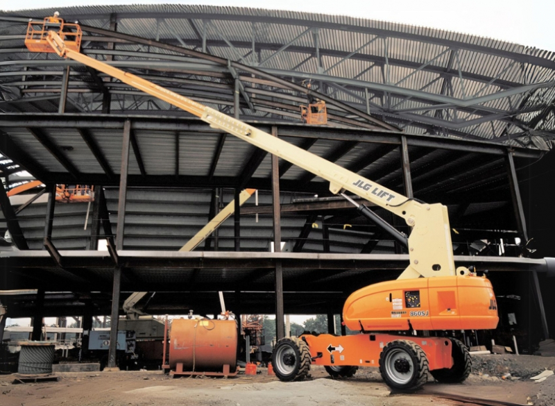 A Plataforma com Lan�a Telesc�pica JLG 860SJ � ideal para quem deseja um trabalho r�pido, pois alcan�a a eleva��o m�xima em menos de 70 segundos. 