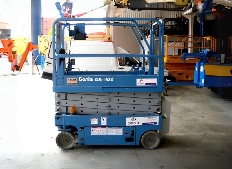 A Cunzolo oferece a Plataforma Tipo Tesoura (Pantográfica) Genie GS1930, ideal para espaços restritos e possui pneus maciços para evitar manchas. Trabalha em ambiente externo e interno em diversos ramos como construções, manutenções, entre outros.