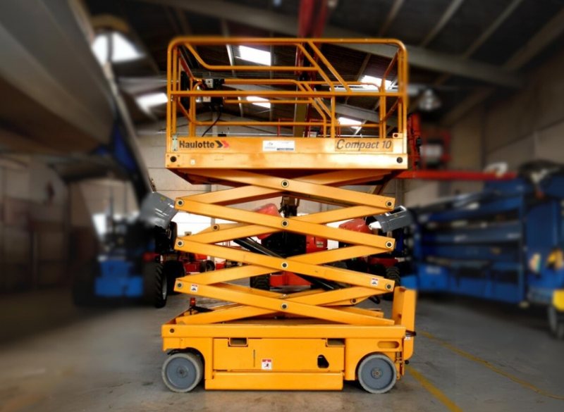 A plataforma Haulotte C10 possui altura de trabalho de at� 10,15 metros com capacidade de i�amento de at� 2 pessoas, totalizando 450kg.