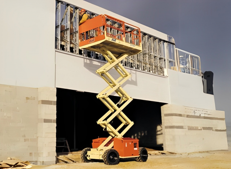 A Plataforma Tipo Tesoura - Pantogr�fica - JLG 260 MRT 9m contem tra��o cruzada nas quatros rodas, promovendo maior estabilidade. Tem grande capacidade de trabalho deixando o servi�o mais produtivo.