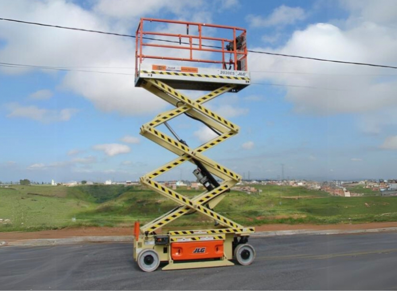 A Cunzolo trabalha com a plataforma JLG 2030, melhor opção para trabalhos em construção, indústrias e manutenção predial, manutenção de fábricas, centros de distribuição.
