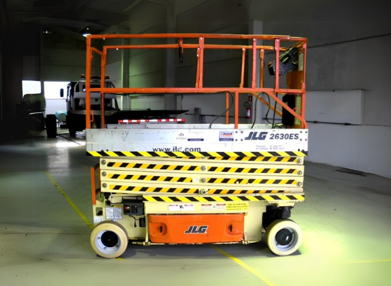 A Cunzolo trabalha com a Plataforma Tipo Tesoura - Pantográfica JLG 2630, equipamento elétrico moderno, silencioso e sustentável, ideal para trabalhos em altura com segurança, conforto e eficiência.