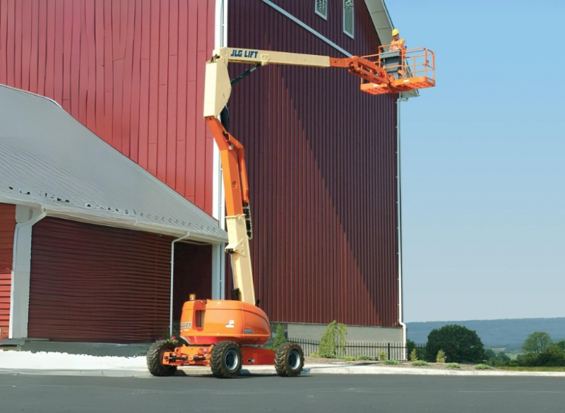 Essa plataforma com lança articulada é indicada para locais fechados e com piso pavimentado, sendo muito utilizada para trabalhos com obstáculos pois tem uma alta manobrabilidade que facilita a movimentação tanto do equipamento quando da plataforma articulada. Por ser um modelo em lança, possui grande alcance horizontal (12,1 metros).