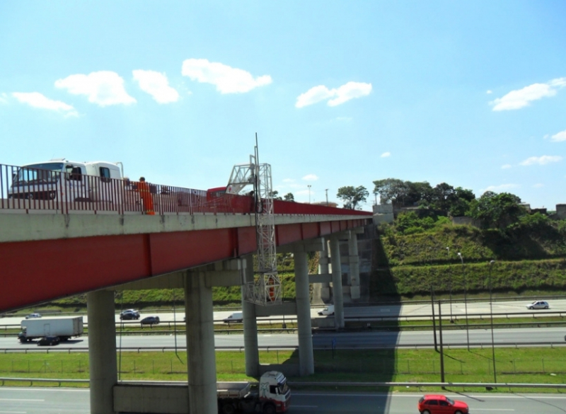 A Cunzolo trabalha com Plataforma Barin para Inspeção e Manutenção de Pontes montada sobre caminhão que permite a construção, manutenção e inspeção em pontes e viadutos.
