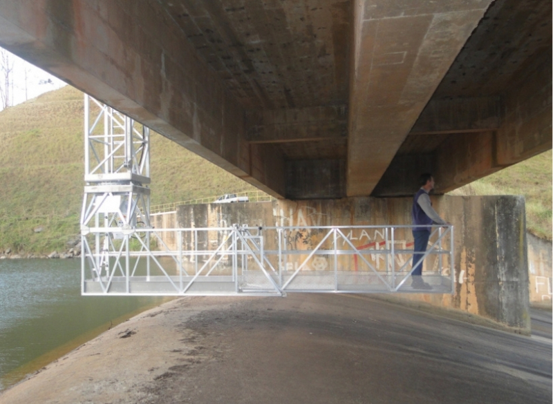 A Cunzolo trabalha com Plataforma Barin para Inspeção e Manutenção de Pontes montada sobre caminhão que permite a construção, manutenção e inspeção em pontes e viadutos.