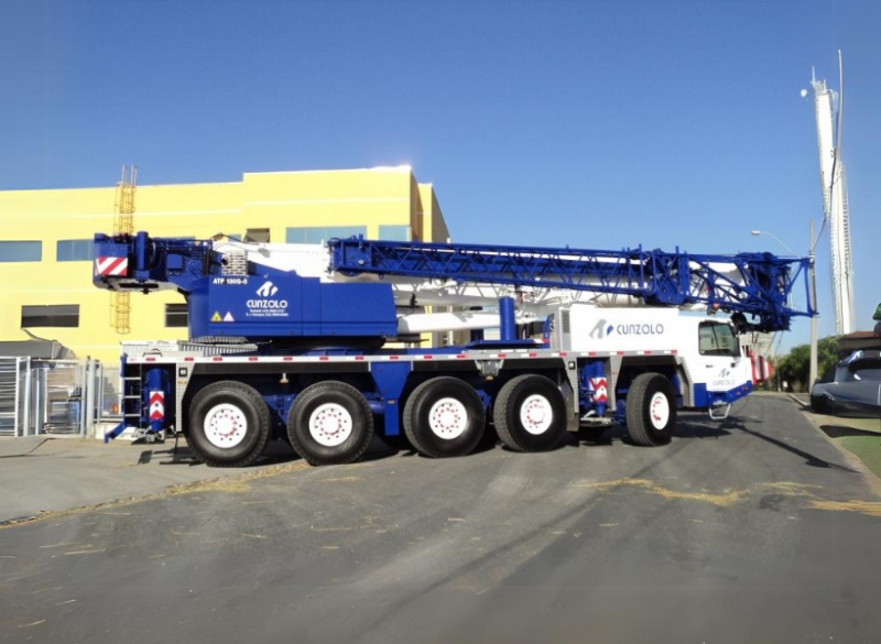 A Cunzolo trabalha com a locação do Guindaste Tadano ATF130, utilizado para diversas situações, desde montagem de estruturas metálicas até montagem de usinas. 