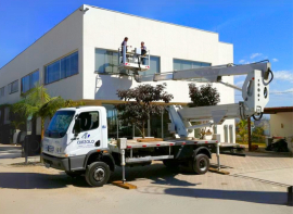 A Plataforma Montada sobre Caminhão Multitel 270 é o equipamento ideal e compacto para trabalhos em altura como poda de árvores, instalação de outdoor, limpeza de fachada, entre outros.