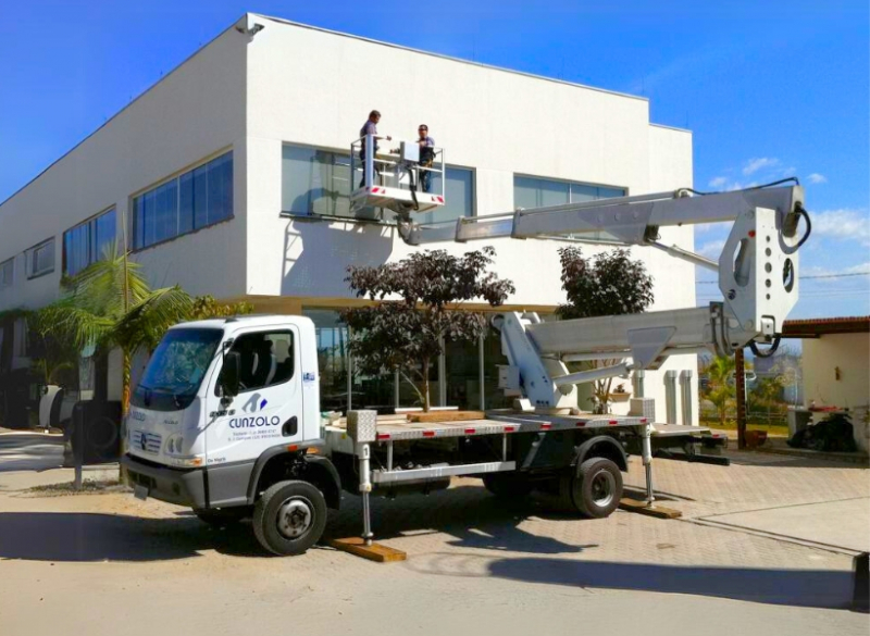A Cunzolo trabalha com a Plataforma Montada sobre Caminhão Multitel 270, equipamento ideal e compacto para trabalhos em altura como poda de árvores, instalação de outdoor, limpeza de fachada, entre outros.