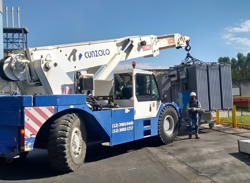 A Cunzolo trabalha com o Guindaste Industrial - Ormig 45TM é o mais robusto da linha Ormig, indicado para grandes eventos de remoções industriais. Versátil, é um equipamento que transita em diferentes terrenos.