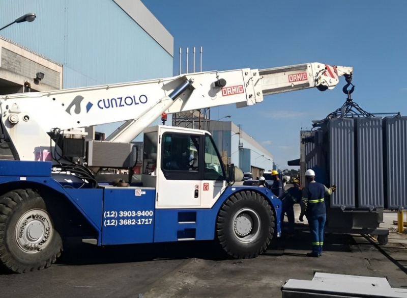 A Cunzolo trabalha com o Guindaste Industrial - Ormig 45TM é o mais robusto da linha Ormig, indicado para grandes eventos de remoções industriais. Versátil, é um equipamento que transita em diferentes terrenos.