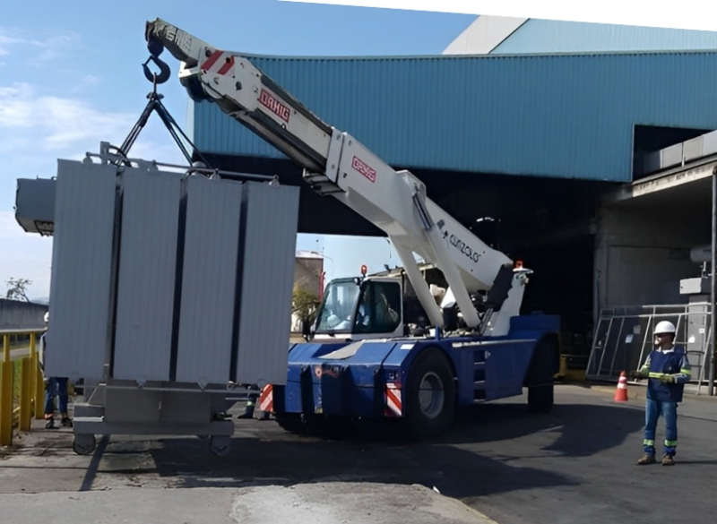 A Cunzolo trabalha com o Guindaste Industrial - Ormig 45TM é o mais robusto da linha Ormig, indicado para grandes eventos de remoções industriais. Versátil, é um equipamento que transita em diferentes terrenos.
