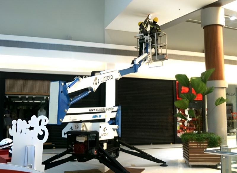 A Cunzolo oferece a Plataforma Articulada Socage SPJ 315, uma Plataforma de Trabalho em Altura (PTA) autopropelida sobre esteira. Tem capacidade de atingir 15 metros de altura máxima e 225 kg de elevação. 