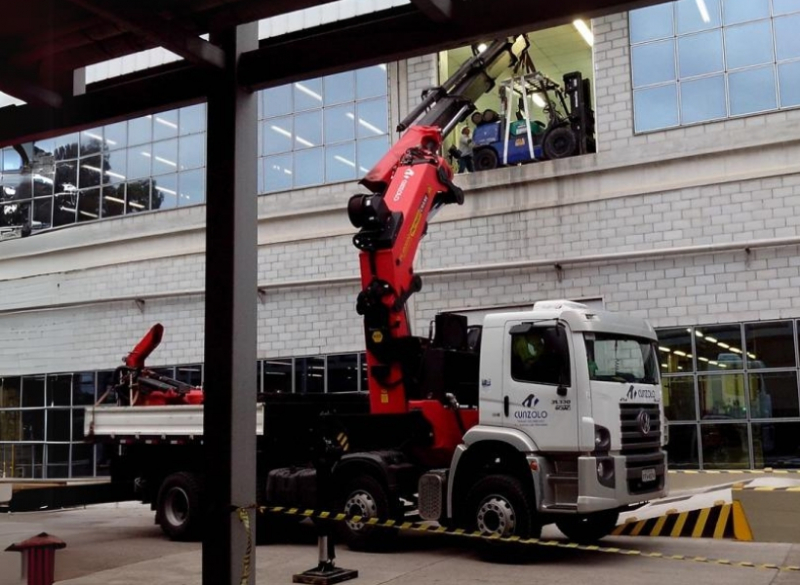 A Cunzolo oferece locação do Guindaste Articulado - PK 100002 F, considerado um equipamento compacto e com baixa altura, o que possibilita o acesso em ambientes com alturas limitadas. 