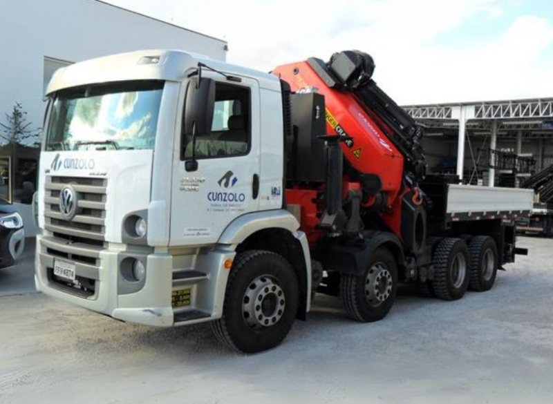 A Cunzolo oferece locação do Guindaste Articulado - PK 100002 F, considerado um equipamento compacto e com baixa altura, o que possibilita o acesso em ambientes com alturas limitadas. 