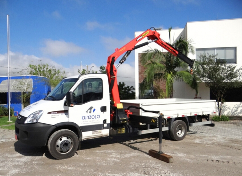 A Cunzolo trabalha com locação do Guindaste Articulado - PK 6500, um equipamento para atividades internas que proporciona fácil execução de serviços rápidos. 
