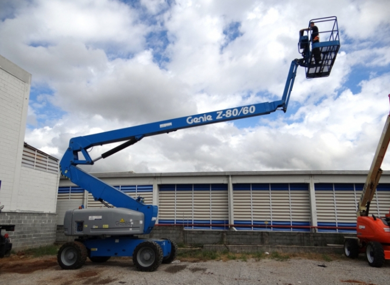 A Cunzolo oferece para locação a Plataforma Articulada Genie - Z80, indicada para trabalhos externos e construções. Versatilidade em seu alcance que permite diversas formas de posicionamentos. 
