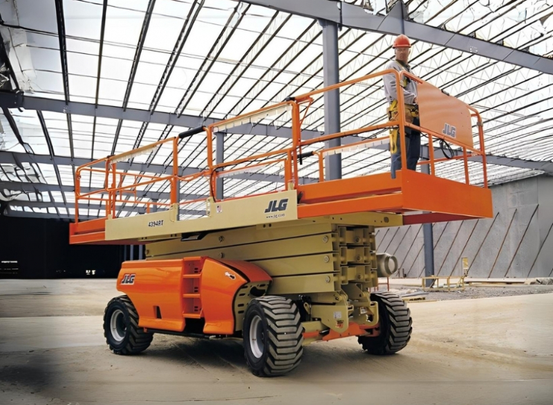 A Cunzolo oferece a plataforma aérea (PTA/ PEMT) JLG 4394 RT, uma escolha segura para trabalhos mais eficientes com capacidade de carga aumentada. Os modelos RT podem elevar mais pessoas e materiais na plataforma, com capacidade máxima de 680 kg.