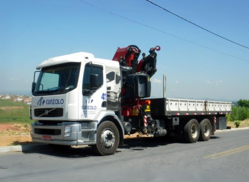A Cunzolo oferece locação de Guindastes Articulados Fassi F310 modelos AXP.26 e AXP.24 JIB L324, que são equipamentos comandados via controle remoto sem fio. A utilização é indicada para atividades que necessitam de transporte interno como obras civis e industriais.