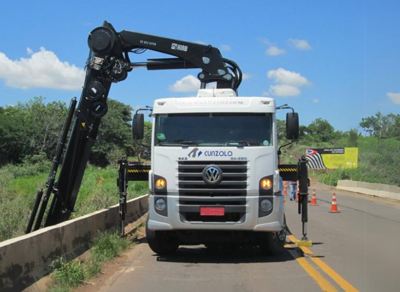 A Cunzolo oferece o Guindaste Articulado - HIAB XS 622 que possui carroceria para transporte de 6,45 metros de comprimento e 2,4 metros de largura e capacidade de transporte de 8.550 kg. Possui lança auxiliar JIB, o que permite o içamento de peças em grandes distâncias. 