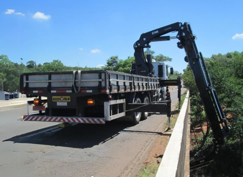 O Guindaste Articulado - HIAB XS 622 possui carroceria para transporte de 6,45 metros de comprimento e 2,4 metros de largura e capacidade de transporte de 8.550 kg. Possui lan�a auxiliar JIB, o que permite o i�amento de pe�as em grandes dist�ncias. 