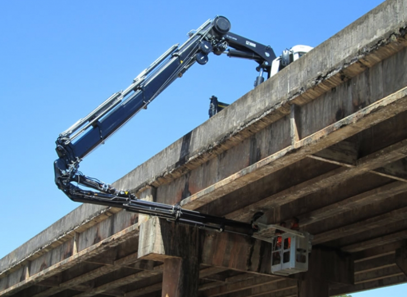 A Cunzolo oferece o Guindaste Articulado - HIAB XS 622 que possui carroceria para transporte de 6,45 metros de comprimento e 2,4 metros de largura e capacidade de transporte de 8.550 kg. Possui lança auxiliar JIB, o que permite o içamento de peças em grandes distâncias. 